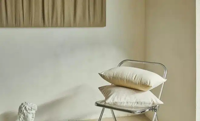 oreillers sur une chaise
